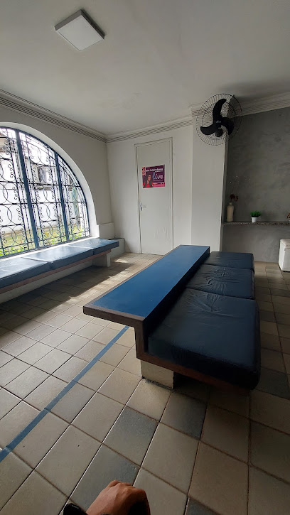 Recepção da Live Estética Recife — sala de espera com banco azul e janela em arco